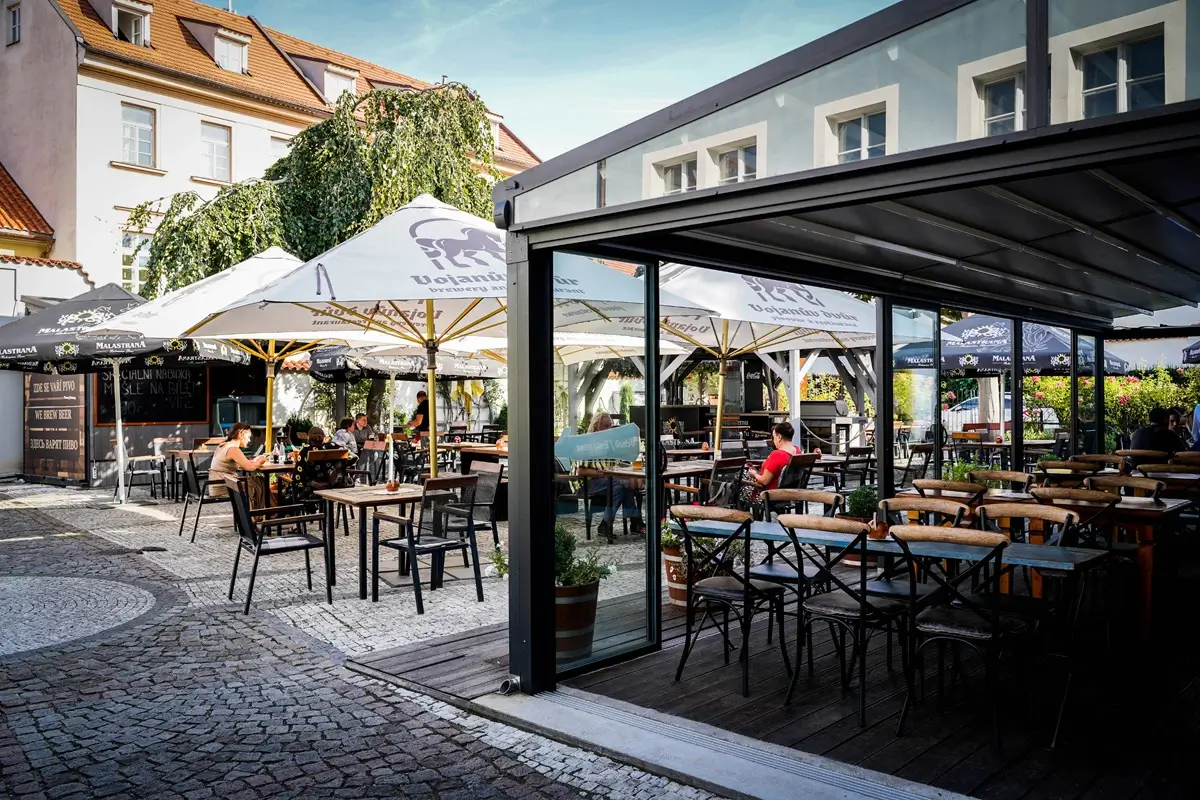 The outdoor seating area of the restaurant and brewery Vojanův dvůr.