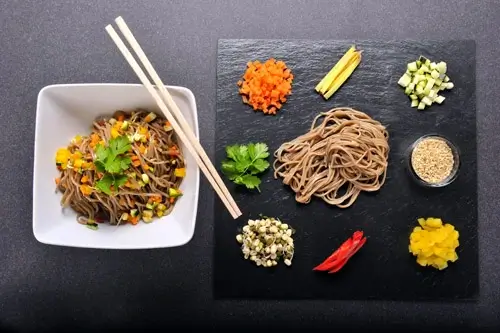 Recept - Asijský salát ze Soba nudlí