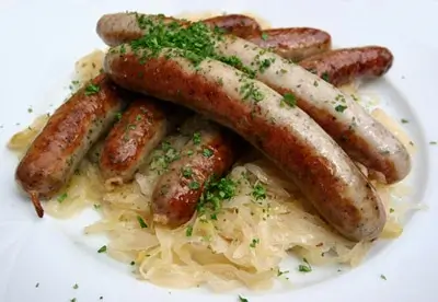 Bratwurst, Klobásky se zelím, německá specialita