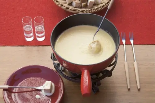 Recept - Fondue se sýrem Gruyére a Emmentálem