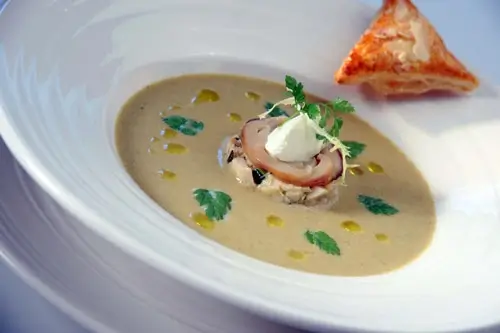 Recept - Artyčokové & hříbkové consommé s kachními játry a lanýžovým smetanovým krémem