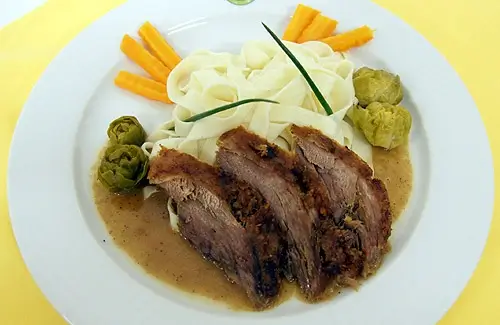 Recept - Farmářská kachna s domácími nudlemi a růžičkovou kapustou