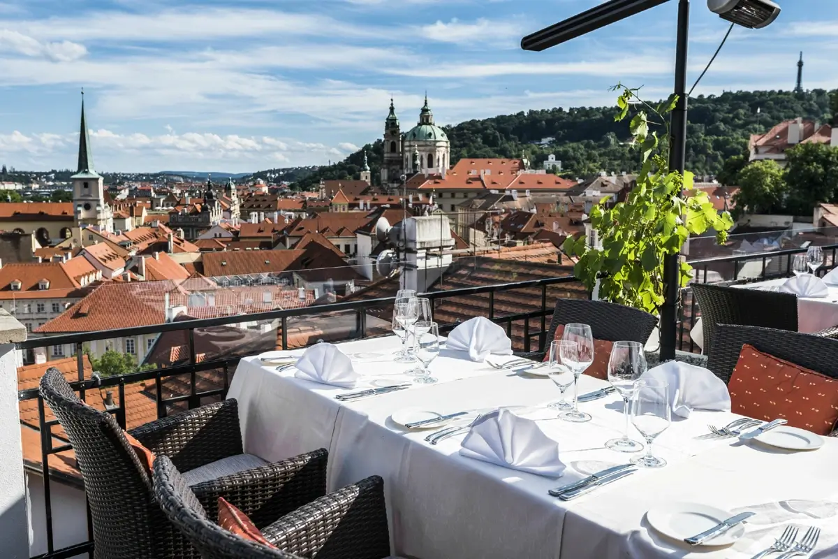 Terasa restaurace U Zlaté studně s jedinečným výhledem na Prahu